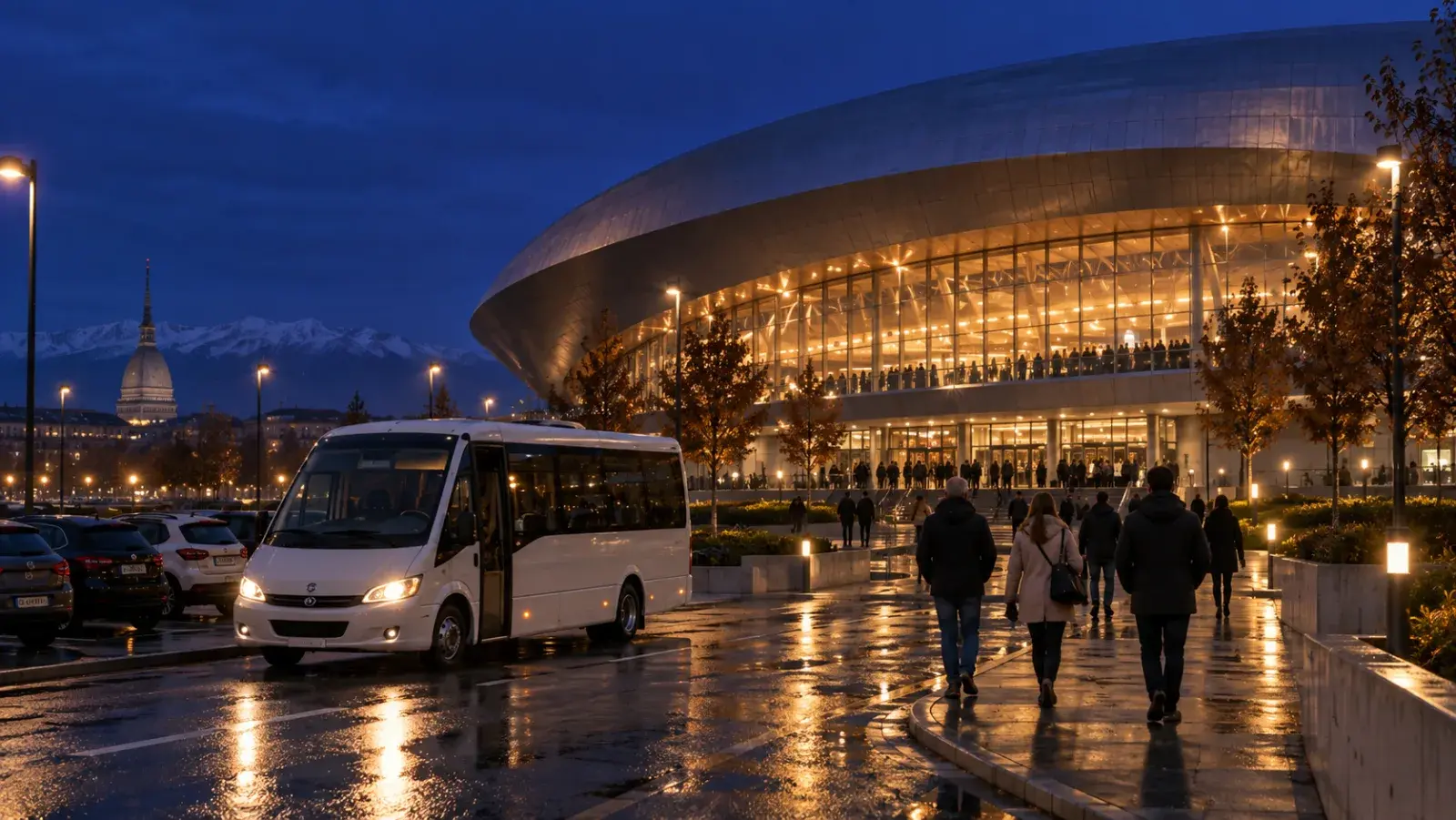 La navetta Parkito davanti all'Inalpi Arena di Torino la sera delle ATP Finals