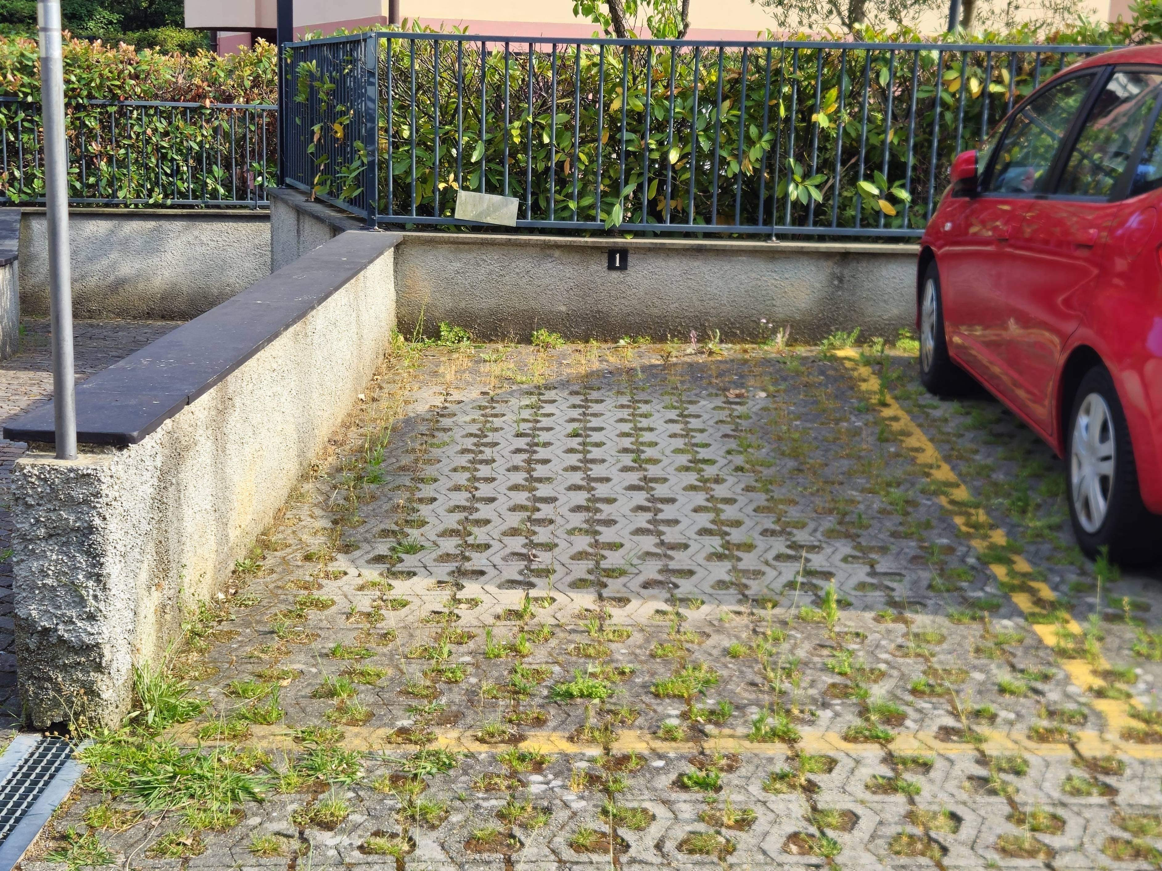 Place de parking découverte — Via Francesco Nullo 23 — foto 1